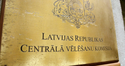 Centrālā vēlēšanu komisija norādījusi, ka nav tādas kapacitātes, lai tiesātos ar deputātiem, kas būs zaudējuši mandātus, kurus CVK nāktos anulēt atbilstoši jaunajam likumam. Centrālā vēlēšanu komisija norādījusi, ka nav tādas kapacitātes, lai tiesātos ar deputātiem, kas būs zaudējuši mandātus, kurus CVK nāktos anulēt atbilstoši jaunajam likumam.
