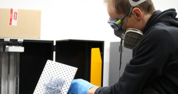 Kad gatavais elements, kas izgatavots no šķidra materiāla, jāizņem no 3D printera, Jānis Strazdiņš lieto sejas masku ar filtriem, cimdus un brilles un telpā iedarbina ventilāciju. Kad gatavais elements, kas izgatavots no šķidra materiāla, jāizņem no 3D printera, Jānis Strazdiņš lieto sejas masku ar filtriem, cimdus un brilles un telpā iedarbina ventilāciju.
