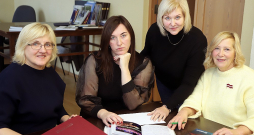 Aizkraukles novada Kultūras pārvaldes vadītāja Anta Teivāne (no kreisās), Jaunjelgavas kultūras centra vadītāja Sandra Smona, Neretas kultūras nama vadītāja Inita Kalniņa un Aizkraukles novada Kultūras pārvaldes kultūras darba metodiķe Anita Ostrovska.