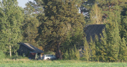 Šajās mājās Užavas pagastā pagājušā gada oktobrī norisinājās traģiskie notikumi, kad dzīvību zaudēja Kristīne, kuras mirstīgās atliekas tā arī nav atrastas.
