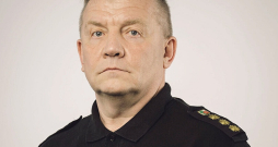 Liepājas pašvaldības policijas priekšnieks Uldis Novickis sarakstījis Latvijas sporta literatūrā nebijušu grāmatu par svarcelšanu. Liepājas pašvaldības policijas priekšnieks Uldis Novickis sarakstījis Latvijas sporta literatūrā nebijušu grāmatu par svarcelšanu.