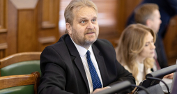 Par nodomu viņu izslēgt no frakcijas Andrejs Ceļapīters esot informēts aptuveni stundu pirms sēdes.