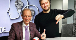 Kārlis Streips un TV24 direktors Klāvs Kalniņš.