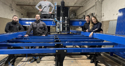 Uzņēmumu "IR CNC" 2020. gadā izveidojuši cēsnieki Ilze un Rolands Bartuševici (attēlā labajā pusē). Katrs darbinieks uzņēmumā ir īpaši izraudzīts "atslēgas" cilvēks, kuram ir nozīmīga loma kādā no iekārtas izgatavošanas posmiem. Uzņēmumu "IR CNC" 2020. gadā izveidojuši cēsnieki Ilze un Rolands Bartuševici (attēlā labajā pusē). Katrs darbinieks uzņēmumā ir īpaši izraudzīts "atslēgas" cilvēks, kuram ir nozīmīga loma kādā no iekārtas izgatavošanas posmiem.