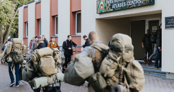 Valsts aizsardzības dienestam šogad ir tikai trešais iesaukums, bet Latvijas armijas rindas jau vairākus gadus papildina profesionālā dienesta karavīri. Piemēram, šā gada 4. oktobrī Nacionālo bruņoto spēku Rekrutēšanas un atlases centrā norisinājās šogad jau septītais profesionālā dienesta karavīra kandidātu uzņemšanas cikls, rekrutējot 69 karavīrus. Tas ir lielākais vienā piegājienā dienestā uzņemto cilvēku skaits kopš 2020. gada oktobra, informē Latvijas armijas pārstāvji. Jaunuzņemtie karavīri pēc atlases procesa un līguma parakstīšanas devušies uz Sauszemes spēku mehanizēto kājnieku brigādi Ādažos, kur tiks uzsākts pamatmācības kurss.