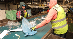 Mājsaimniecību jau sašķirotie atkritumi vēlreiz tiek šķiroti "Eco Baltia vide" savākšanas centrā. Tur no tiem atšķiro 20–25% nepārstrādājamo materiālu, kurus sagatavo izmantošanai par kurināmo. Mājsaimniecību jau sašķirotie atkritumi vēlreiz tiek šķiroti "Eco Baltia vide" savākšanas centrā. Tur no tiem atšķiro 20–25% nepārstrādājamo materiālu, kurus sagatavo izmantošanai par kurināmo.