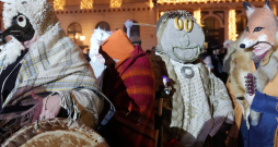 Kad pirmajā vakarā svētki sagaidīti ģimenes
lokā un paveiktas nopietnākās rituālās darbības, divas pārējās
dienas var veltīt līksmiem masku gājieniem ciemos pie tiem, kam vēlam svētību. Kad pirmajā vakarā svētki sagaidīti ģimenes
lokā un paveiktas nopietnākās rituālās darbības, divas pārējās
dienas var veltīt līksmiem masku gājieniem ciemos pie tiem, kam vēlam svētību.
