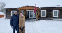 Iegādāties labu īpašumu Līvānu novadā neesot viegli, tomēr Līgai un Ramisam Aļijeviem ar "Priedulājiem" esot paveicies. Attēlā: Saimnieki savā sētā kopā ar mājas sargu. Iegādāties labu īpašumu Līvānu novadā neesot viegli, tomēr Līgai un Ramisam Aļijeviem ar "Priedulājiem" esot paveicies. Attēlā: Saimnieki savā sētā kopā ar mājas sargu.