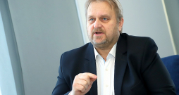 Andrejs Ceļapīters: "Gribu balsot par labiem likumiem un pēc sirdsapziņas. Nākot uz Saeimu, viens no maniem uzstādījumiem bija cīnīties pret sliktiem, muļķīgiem, nepareiziem, politiski kļūdainiem likumprojektiem un lēmumiem."