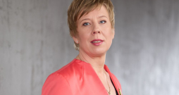 Ilze Pētersone-Godmane, AS "Gaso" valdes priekšsēdētāja: "Izmaiņas tarifos ir nepieciešamas, jo, neskatoties uz to, ka šogad dabasgāzes cenas samazinājās, salīdzinājumā ar iepriekšējo gadu cenas joprojām vairākas reizes pārsniedz esošajā tarifu periodā plānoto cenu līmeni, kas AS "Gaso" radījis papildu izmaksas." Ilze Pētersone-Godmane, AS "Gaso" valdes priekšsēdētāja: "Izmaiņas tarifos ir nepieciešamas, jo, neskatoties uz to, ka šogad dabasgāzes cenas samazinājās, salīdzinājumā ar iepriekšējo gadu cenas joprojām vairākas reizes pārsniedz esošajā tarifu periodā plānoto cenu līmeni, kas AS "Gaso" radījis papildu izmaksas."