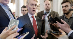 Republikāņu senators Džeimss Lankfords (centrā) pirmdien Senātā, atbildot uz žurnālistu jautājumiem par sarunām ar demokrātiem. Republikāņu senators Džeimss Lankfords (centrā) pirmdien Senātā, atbildot uz žurnālistu jautājumiem par sarunām ar demokrātiem.