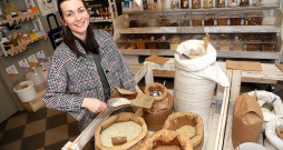 "Zero Waste Latvija" valdes priekšsēdētāja Anna Doškina bieži iepērkas beziepakojuma veikalā "Burka", jo līdzpaņemtajos traukos var iesvērt tik pārtikas, cik ģimenei nepieciešams, kaut vienai maltītei.