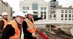 SOK prezidents Tomass Bahs (pirmais no kreisās) decembra sākumā apmeklēja Parīzi, citstarp apmeklējot vēl celtniecības stadijā esošo olimpisko ciematu, tā pārliecinoties, ka tajā būs gana ērti arī teroristu valsts Krievijas un Baltkrievijas sportistiem, kuri ir pielaisti dalībai nākamvasar gaidāmajās spēlēs.