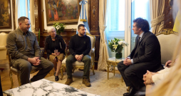 Ukrainas prezidents Volodimirs Zelenskis svētdien Buenosairesā tikās ar Argentīnas prezidentu Havjeru Mileju. Ukrainas prezidents Volodimirs Zelenskis svētdien Buenosairesā tikās ar Argentīnas prezidentu Havjeru Mileju.