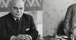 Edvarts Virza pie sava rakstāmgalda, ap 1935. gadu. Edvarts Virza pie sava rakstāmgalda, ap 1935. gadu.