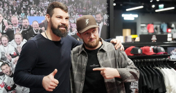 Kaspars Daugaviņš (no kreisās) un Rihards Bukarts vakar piedalījās grāmatas "Sapņu komanda 2023" prezentācijā, kurā apkopotas fotogrāfijas un atmiņas par Latvijas hokeja izlases vēsturisko panākumu pasaules čempionātā.