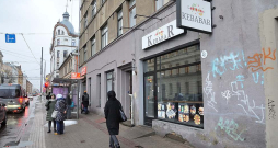 Lai arī pašlaik kebabnīcas telpās ir tukšs un kluss un vien izkārtnes vēsta par gadiem ilgušo kebabošanas "ballīti", kaimiņi nav droši, ka rosība jau drīzumā netiks atjaunota: nesaskaņota, nereģistrēta un neveicot nekādus telpu uzlabojumus. Tieši tā jau iepriekš ir noticis vairākkārt.