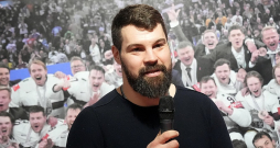 Kaspars Daugaviņš par savu lielāko balvu hokejā uzskata vērienīgo un emocionālo sagaidīšanu, ko līdzjutēji Latvijas hokeja izlasei sarūpēja pēc pasaules čempionātā izcīnītajām bronzas medaļām. Kaspars Daugaviņš par savu lielāko balvu hokejā uzskata vērienīgo un emocionālo sagaidīšanu, ko līdzjutēji Latvijas hokeja izlasei sarūpēja pēc pasaules čempionātā izcīnītajām bronzas medaļām.
