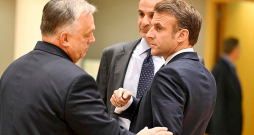 Ungārijas premjerministrs Viktors Orbāns (no kreisās) ES līderu samitā Briselē, apspriežoties ar Francijas prezidentu Emanuelu Makronu (no labās) un Grieķijas premjerministru Kirjaku Micotaki. Ungārijas premjerministrs Viktors Orbāns (no kreisās) ES līderu samitā Briselē, apspriežoties ar Francijas prezidentu Emanuelu Makronu (no labās) un Grieķijas premjerministru Kirjaku Micotaki.