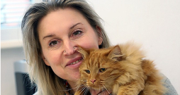 Savu runci Salo Gunta Vlasenko atvedusi no Irpiņas pašā kara sākumā. Tagad rudais minka Latvijā ir visnotaļ iejuties.

