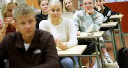 Skolēni klasē Tartu Jana Poskas Valsts ģimnāzijā. Skolēni klasē Tartu Jana Poskas Valsts ģimnāzijā.