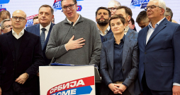 Serbijas prezidents Aleksandrs Vučičs pēc parlamenta vēlēšanās nobalsojušo aptauju publiskošanas Serbijas Progresīvās partijas galvenajā mītnē Belgradā svētdien uzrunāja atbalstītājus. Serbijas prezidents Aleksandrs Vučičs pēc parlamenta vēlēšanās nobalsojušo aptauju publiskošanas Serbijas Progresīvās partijas galvenajā mītnē Belgradā svētdien uzrunāja atbalstītājus.
