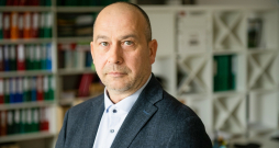 Biedrības "Zemnieku saeima" valdes priekšsēdētājs Juris Lazdiņš: "Gan Covid-19 krīze, gan karadarbība Ukrainā lauksaimiecības nozarei devušas spēcīgus pārmaiņu impulsus – no vienas puses strauji pieaugušas dažādu izejvielu un degvielas cenas, bet no otras – kritušās produkcijas pārdošanas cenas. Skaidrs, ka ir jārīkojas un visiem jākļūst efektīvākiem. Kā to panākt? Ir tikai daži ceļi – izmantot jaunākās zinātnes atziņas, jaunākās šķirnes un jaunākās tehnoloģijas."