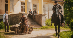 Daudzsēriju filma "Pansija pilī".