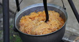 Štovētie kāposti Latvijas veikalos pieejami gan 400 g fasējumā, gan 500 g, 700 g, 750 g un viena kilograma iepakojumā. Šis produkts ir ļoti daudzveidīgs – gan mājas gaumē, gan ar karamelizētiem sīpoliem, ar cidonijām, burkāniem un pat ar desiņām – viss atkarīgs no pircēju maciņa biezuma.