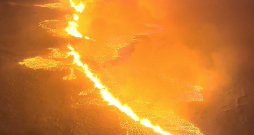 Vulkāna izvirdums Islandē sācies pāris kilometru attālumā no Grindavīkas pilsētas, kuras iedzīvotāji tika evakuēti jau novembrī. Lava oranži sarkanīgā krāsā no zemes izplūst pa četrus kilometrus garu plaisu. Vulkāna izvirdums Islandē sācies pāris kilometru attālumā no Grindavīkas pilsētas, kuras iedzīvotāji tika evakuēti jau novembrī. Lava oranži sarkanīgā krāsā no zemes izplūst pa četrus kilometrus garu plaisu.