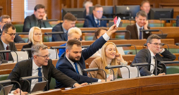 Ne koalīcijas, ne opozīcijas deputāti nav gatavi balsot par algu iesaldēšanu vai pašreizējās atalgojuma sistēmas pārskatīšanu.