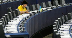 Sandra Kalniete pirms sēdes Eiroparlamentā. Sandra Kalniete pirms sēdes Eiroparlamentā.