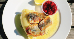 Fritētas reņģes ar kartupeļu biezeni.