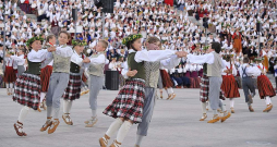 XXVII Vispārējie latviešu dziesmu un XVII deju svētki ar lielajiem un mazajiem dalībniekiem kā latviešu tautas vienotības un pašapziņas apliecinājums bija šīs vasaras galvenais notikums. XXVII Vispārējie latviešu dziesmu un XVII deju svētki ar lielajiem un mazajiem dalībniekiem kā latviešu tautas vienotības un pašapziņas apliecinājums bija šīs vasaras galvenais notikums.