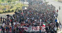 Migrantu karavāna 24. decembrī atstāj Tapačulas pilsētu Meksikas dienvidos, lai dotos uz ASV robežu. Migrantu karavāna 24. decembrī atstāj Tapačulas pilsētu Meksikas dienvidos, lai dotos uz ASV robežu.