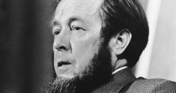 Aleksandrs Solžeņicins 1974. gadā Stokholmā. Aleksandrs Solžeņicins 1974. gadā Stokholmā.