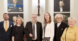Norvēģu mākslinieks Hokons Gullvogs (vidū), Norvēģijas vēstniece Īne Morenga (trešā no labās), Jānis Dripe (otrais no labās) un vēstniecības kolēģi pozē uz Hokona Gullvoga gleznoto slavenā latviešu diriģenta Marisa Jansona portretu fona. Norvēģu mākslinieks Hokons Gullvogs (vidū), Norvēģijas vēstniece Īne Morenga (trešā no labās), Jānis Dripe (otrais no labās) un vēstniecības kolēģi pozē uz Hokona Gullvoga gleznoto slavenā latviešu diriģenta Marisa Jansona portretu fona.