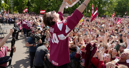 Gada populistiskākais gājiens – Saeimas ekspriekšsēdētāja Edvarda Smiltēna rosinātā un kolēģu pusnakts tumsā apstiprinātā brīvdiena pēc hokeja izlases izcīnītās bronzas pasaules čempionātā. Varoņi, arī Kristiāns Rubīns, pie Brīvības pieminekļa tika sagaidīti aizkustinoši un pacilājoši.