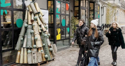 Ukrainai arī 2024. gads solās būt grūts un saspringts. No raķešu un artilērijas lādiņu čaulām veidota svētku eglīte Kijivā. Ukrainai arī 2024. gads solās būt grūts un saspringts. No raķešu un artilērijas lādiņu čaulām veidota svētku eglīte Kijivā.