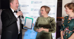 Gada pelnošākās struktūrvienības balvu saņēma "Latvijas Mediju" izdevniecība. "Latvijas Mediju" valdes priekšsēdētājs Guntars Kļavinskis sveic izdevniecības "Latvijas Mediji" direktori Kristīni Kirkilu un izdevniecības redaktori Lindu Kusiņu-Šulci. Gada pelnošākās struktūrvienības balvu saņēma "Latvijas Mediju" izdevniecība. "Latvijas Mediju" valdes priekšsēdētājs Guntars Kļavinskis sveic izdevniecības "Latvijas Mediji" direktori Kristīni Kirkilu un izdevniecības redaktori Lindu Kusiņu-Šulci.