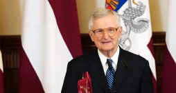 Šā gada 21. augustā, konstitucionālā likuma "Par Latvijas Republikas valstisko statusu" pieņemšanas 32. gadadienā, Vilim Vītolam pasniedza Valstiskuma balvu. Šā gada 21. augustā, konstitucionālā likuma "Par Latvijas Republikas valstisko statusu" pieņemšanas 32. gadadienā, Vilim Vītolam pasniedza Valstiskuma balvu.