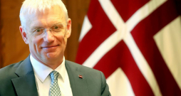 Lielākā intriga – vai starp EP kandidātiem būs arī bijušais premjers Krišjānis Kariņš, kurš ar saviem skandāliem un paziņojumiem šobrīd var tikai palīdzēt nogremdēt partiju.