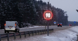 Iekšlietu ministrija rosina par atļautā braukšanas ātruma pārsniegšanu par 31-40 km/h piemērot 80 eiro naudas sodu, kā arī iespēju piemērot autovadītāja tiesību izmantošanas aizliegumu uz laiku no viena līdz trim mēnešiem. Pašlaik par šādu pārkāpumu ir paredzēti divi soda punkti, un lai atņemtu tiesības, nepieciešami 16 soda punkti.