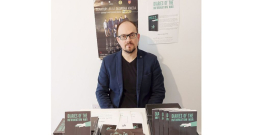 "Tehnoloģiju un sociālo tīklu attīstība notiek daudz ātrāk par valstu spējām izstrādāt nepieciešamo regulējumu un instrumentus, lai pasargātu lietotāju datus. Tādēļ pašiem jābūt uzmanīgiem," saka drošības eksperts Vitālijs Rakstiņš, kura grāmata par jauniešu vervēšanu darbam troļļu fabrikās nesen iznākusi Lielbritānijā.