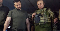 Volodimirs Zelenskis un Ukrainas Bruņoto spēku operatīvi stratēģiskās karaspēka grupas "Taurija" komandieris ģenerālis Oleksandrs Tarnavskis. Volodimirs Zelenskis un Ukrainas Bruņoto spēku operatīvi stratēģiskās karaspēka grupas "Taurija" komandieris ģenerālis Oleksandrs Tarnavskis.