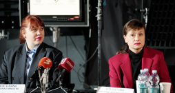 Kultūras ministre Agnese Logina (no kreisās) un Nacionālā kino centra vadītāja Dita Rietuma piedalās Nacionālās kino balvas "Lielais Kristaps" preses konferencē, kurā tiek paziņoti šī gada "Lielais Kristaps" nominanti un Balvas par mūža ieguldījumu filmu mākslā laureāts.