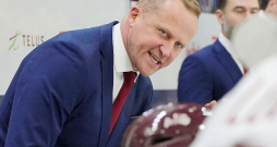 Artis Ābols trīs pasaules čempionātos pēc kārtas spējis Latvijas U-20 junioru izlasi noturēt elites divīzijā. Tas nav bijis pa spēkam nevienam citam trenerim.