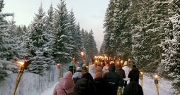 Laika apstākļi šogad bija diezgan līdzīgi kā Ziemassvētku kaujās pirms 107 gadiem. Neskatoties uz salu un ledaino vēju, arī šogad tradicionālajā apmēram septiņu kilometru lāpu gājienā devās simtiem atceres pasākumu dalībnieku.