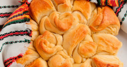 Tradicionālā Maķedonijas maizīte ar laimes monētu.