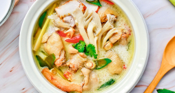 Tom kha zupa. Tom kha zupa.